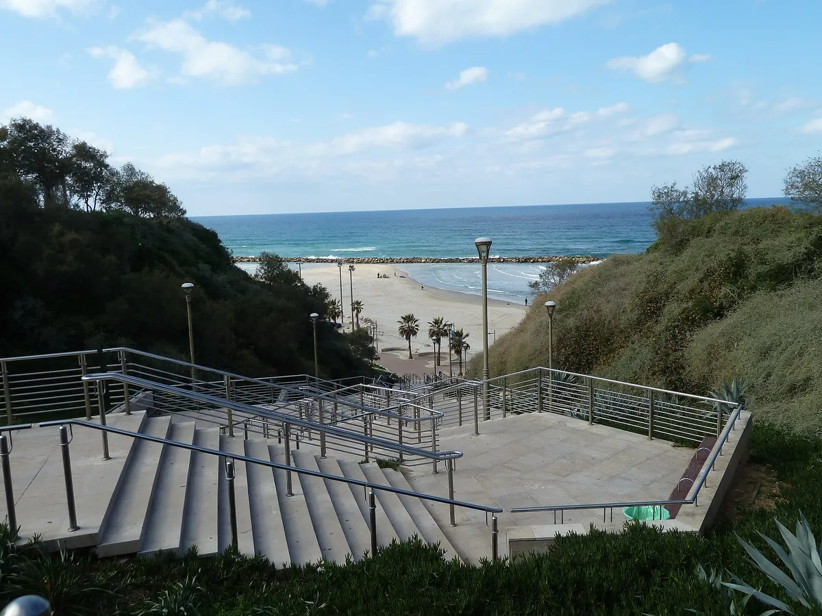 Netanya's central beaches below the cliffs