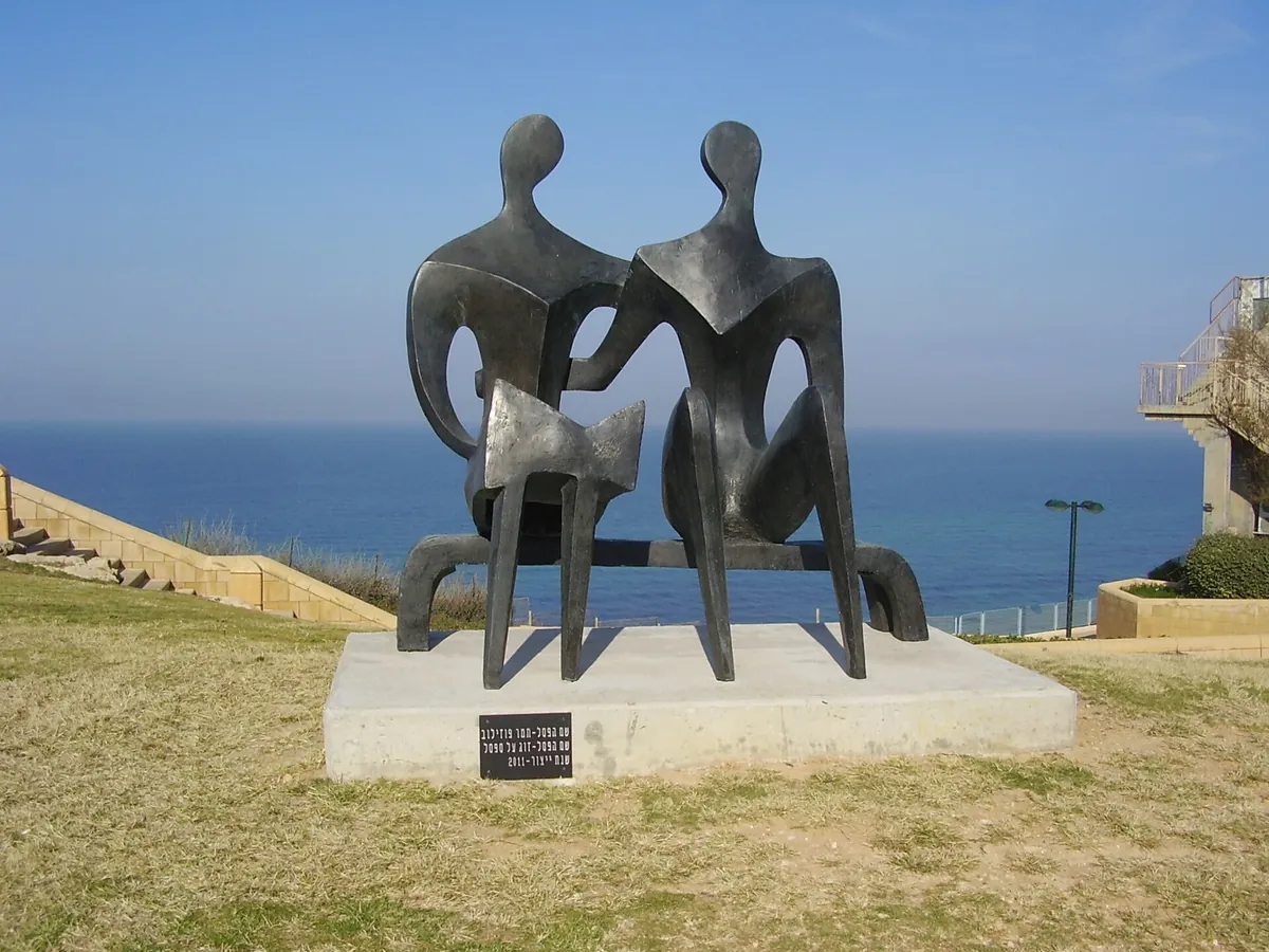 Sculpture of a couple on a bench by Tamar Puzeilov on the Netanya sea promenade